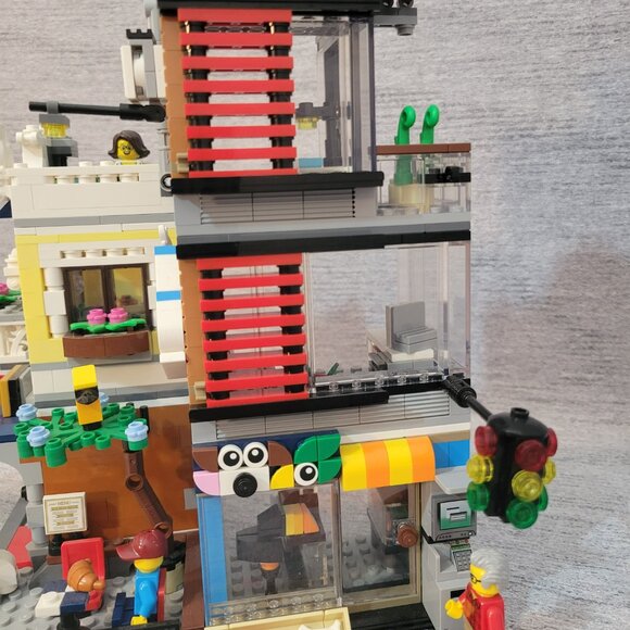 Lego Creator 3 in 1 Townhouse Pet Shop & Café 31097 - Picture 3 of 8